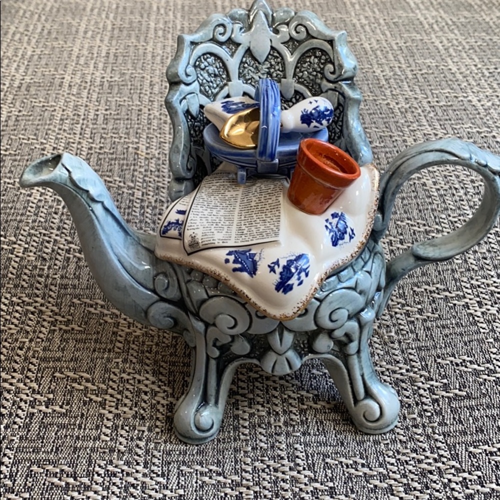 Royal Doulton Teapot “Real Old Willow" Chair